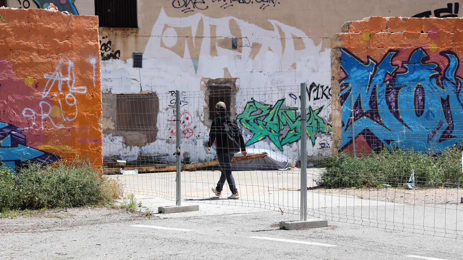 Un residente entra en el recinto de la antigua prisión.