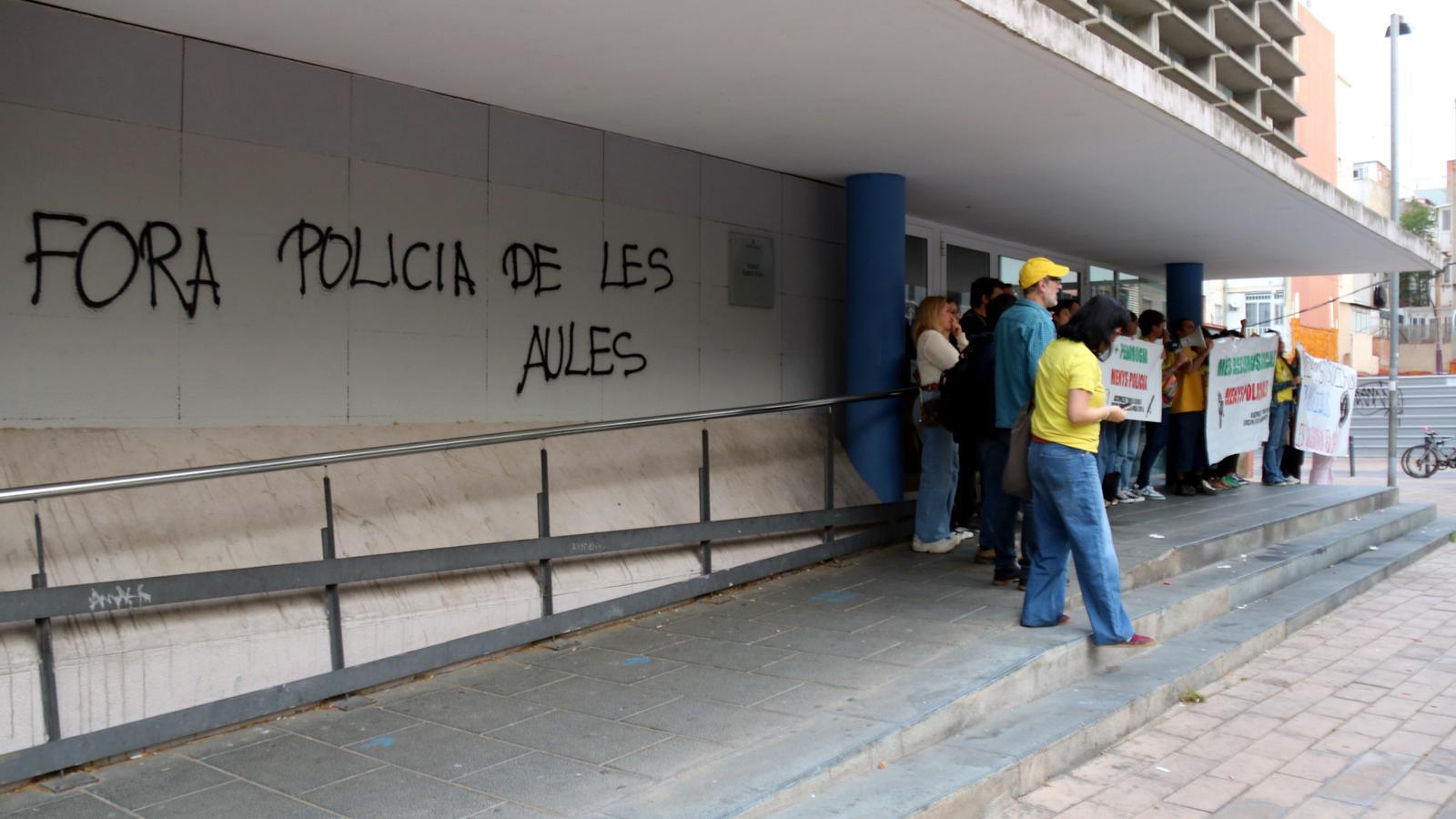 Pintada contra la medida en la fachada del instituto Eugeni d'Ors de Hospitalet