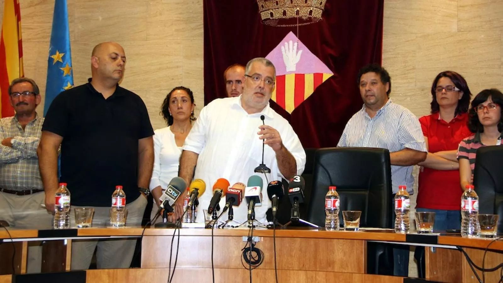 L'alcalde de Masquefa, Xavier Boquete, amb la resta de regidors després de llegir la declaració de condemna contra el regidor que ha atropellat dos joves / ACN