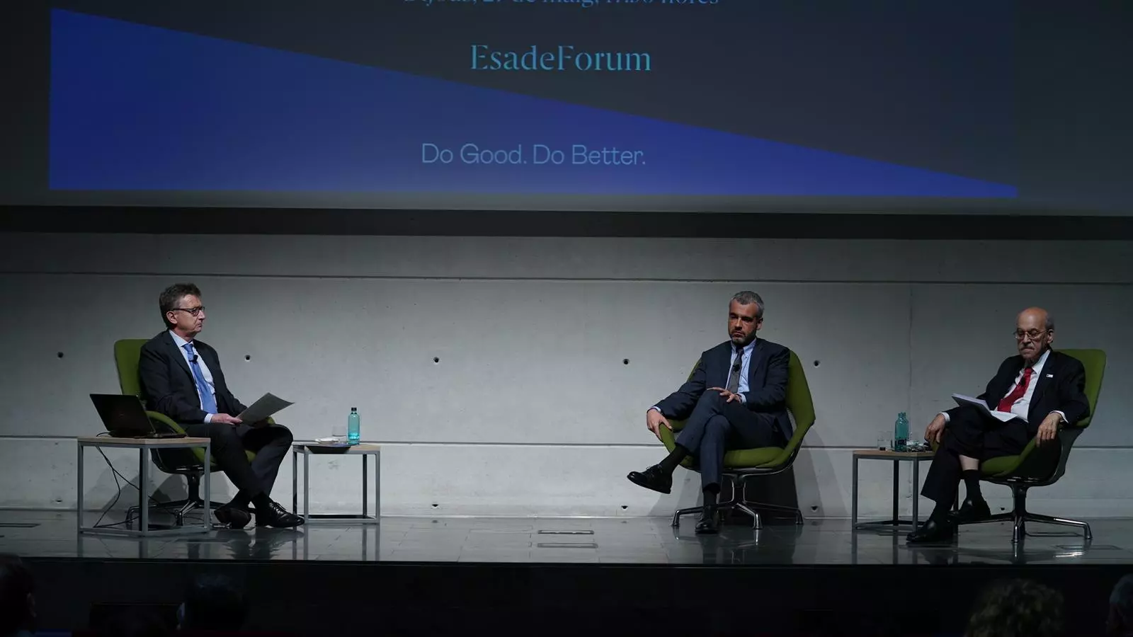 El president d'Aena Maurici Lucena i l'economista Andreu Mas-Colell, en l'acte d'Esade moderat per Francisco Longo, professor del centre
