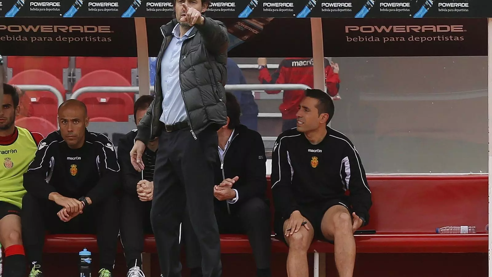 Miquel Soler dóna instruccions durant partit a Son Moix. / ENRIQUE CALVO