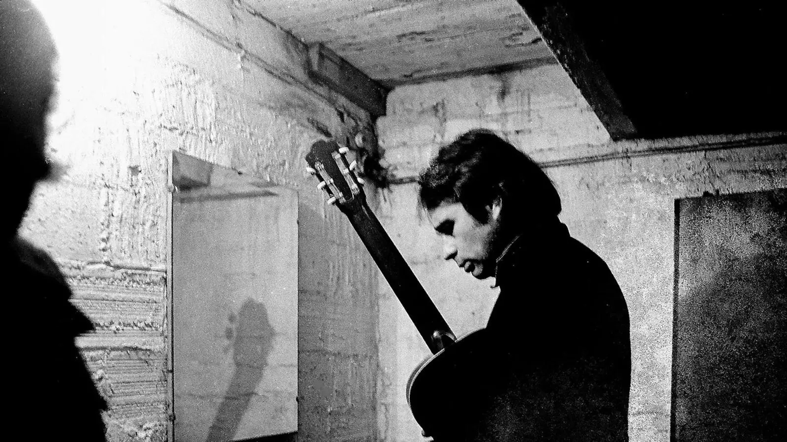 ABANS DEL RECITAL El fotògraf Francesc Fàbregas va capturar Ovidi Montllor abans de sortir a l’escenari. Va ser el 1974, a l’Ateneu de Sant Just Desvern, i la imatge és un dels treballs més significatius de Fàbregas, que va incloure-la al llibre Música pels ulls.