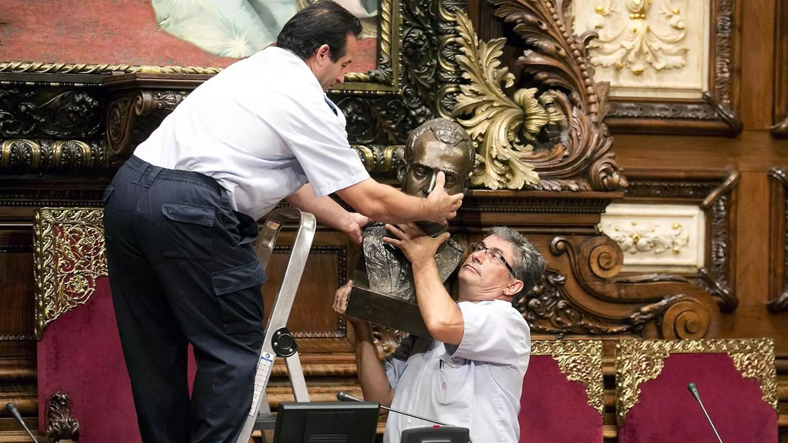 Dos funcionaris van retirar ahir el bust de Joan Carles I del saló de plens de l’Ajuntament de Barcelona perquè ja no és rei.
