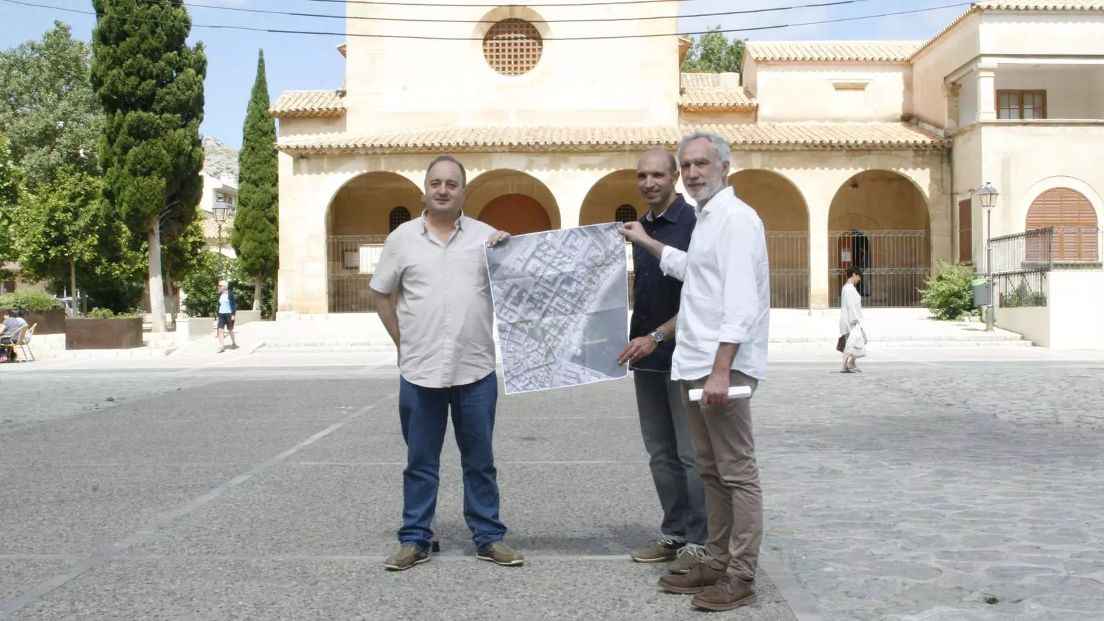 Andrés Nevado, el regidor d'Urbanisme, Tomeu Cifre Bennàssar, i el batle, Miquel À. March, presentant el projecte de reforma del centre de Port.