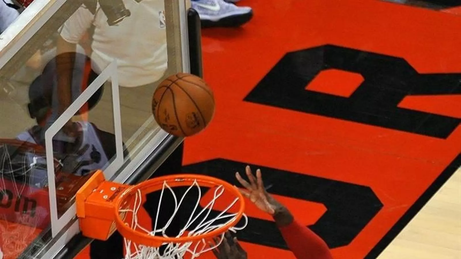 Kevin Love intenta bloquejar el tir de Patrick Patterson