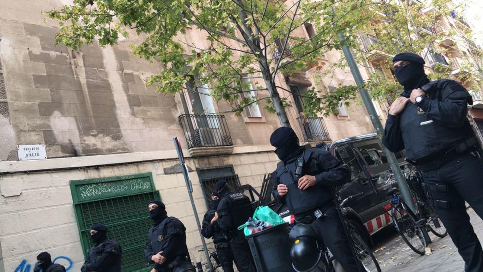 Antiavalots dels Mossos davant del bloc desallotjat al passatge d'Alió