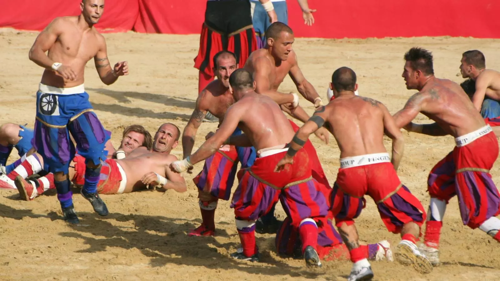 Un partido de "calcio storico" en Florencia