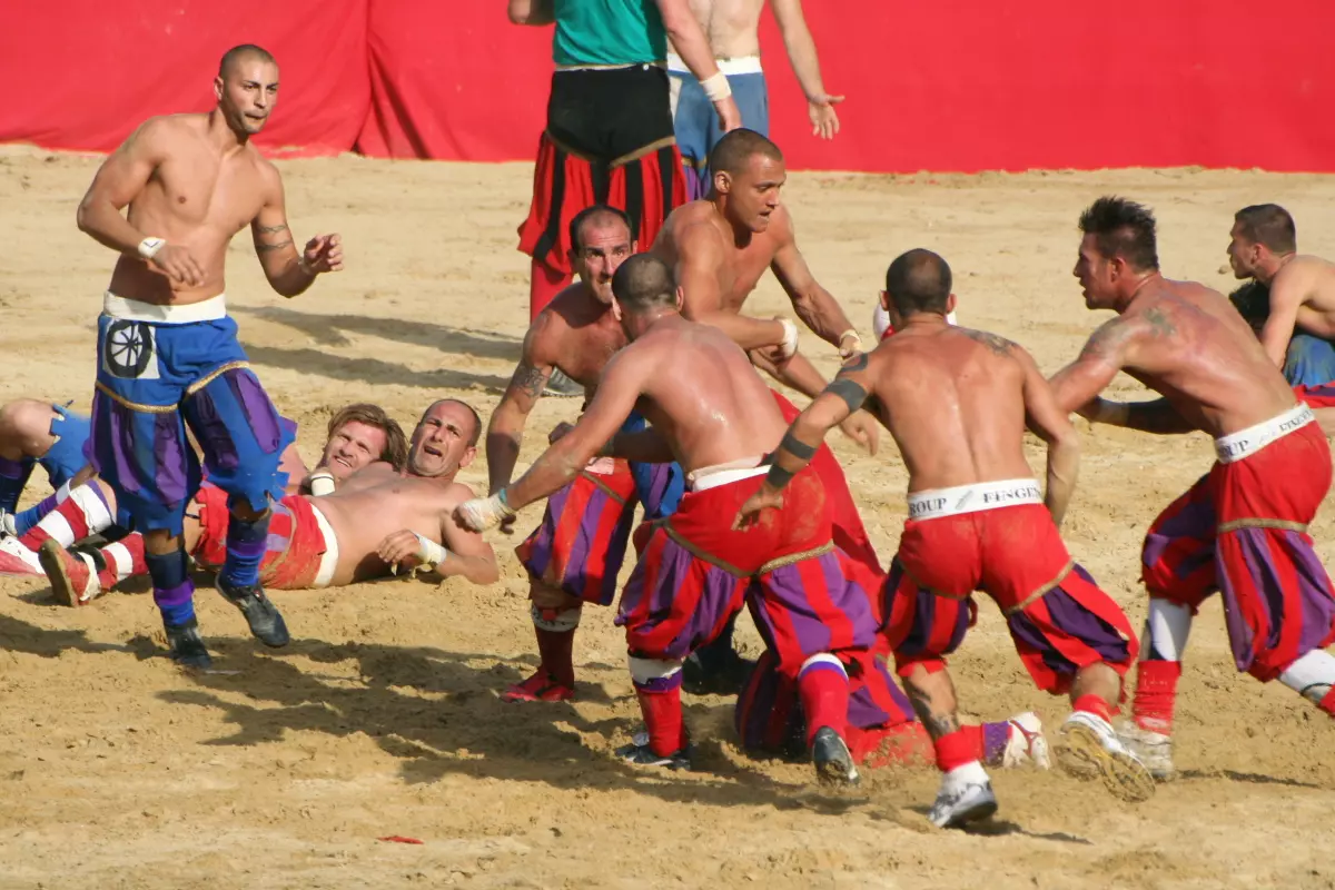 Un partit de "calcio storico" a Florència