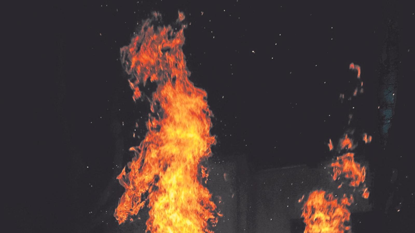 Un dimoni de foc davant un fogueró de sa Pobla.