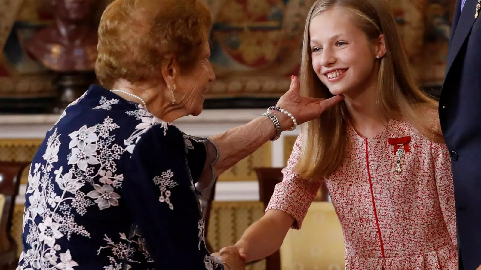 La princesa Elionor saludant una de les persones condecorades