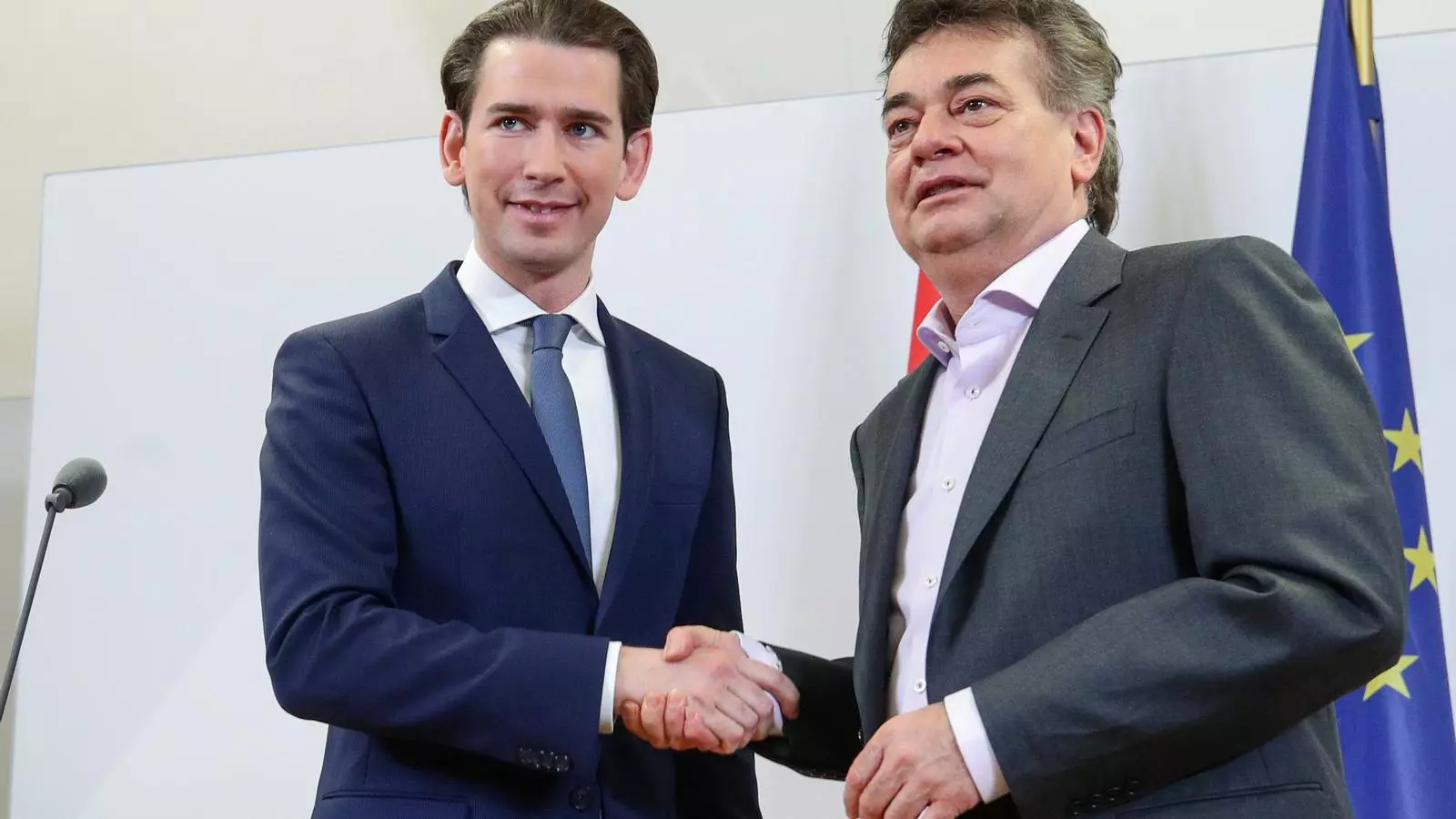 Kurz (esquerra) i Kogler, en anunciar l'acord a Viena. LISI NIESNER / REUTERS