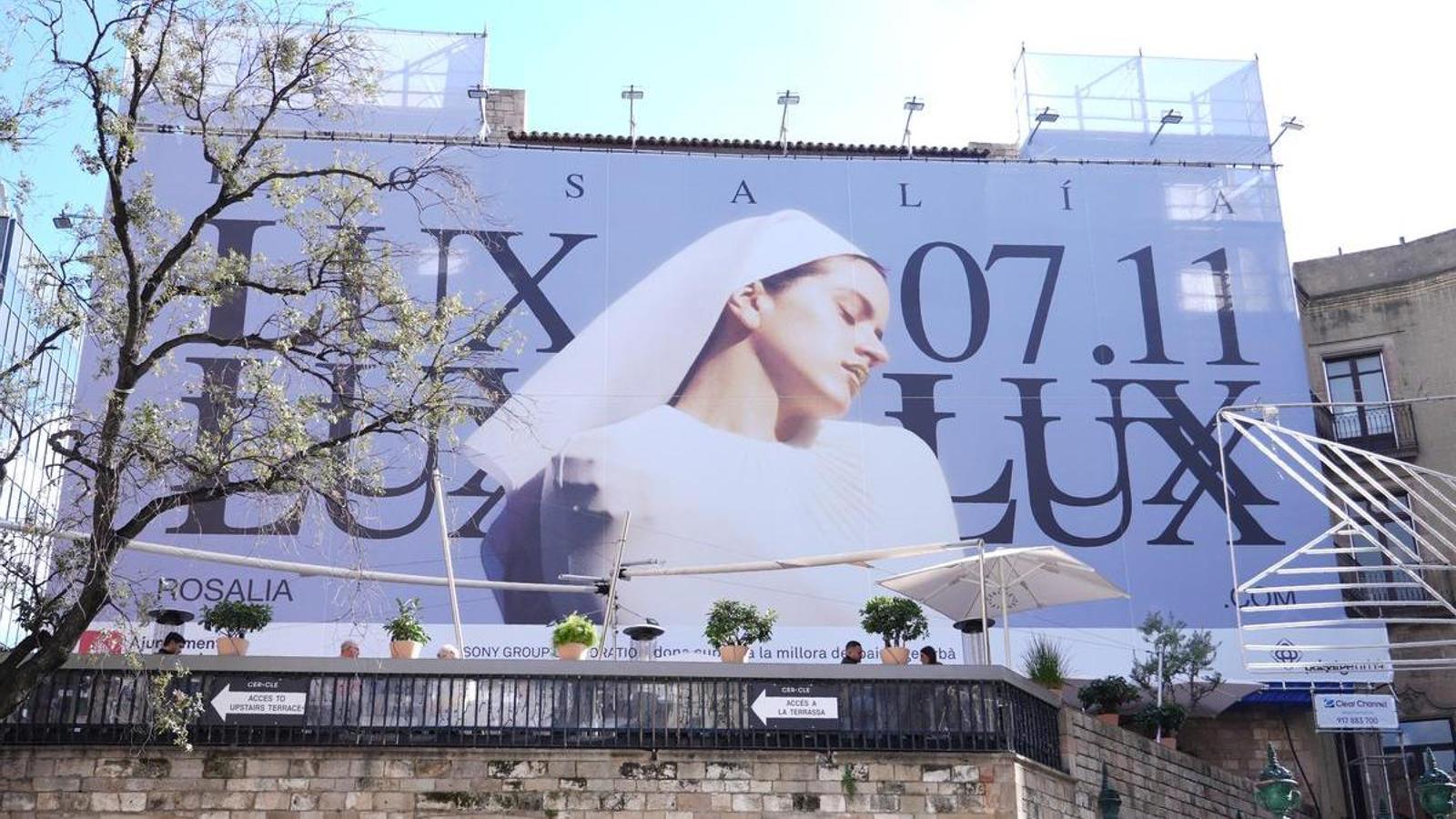 Pancarta promocional del nou disc de Rosalía, 'Lux', al Portal de l'Àngel a Barcelona.