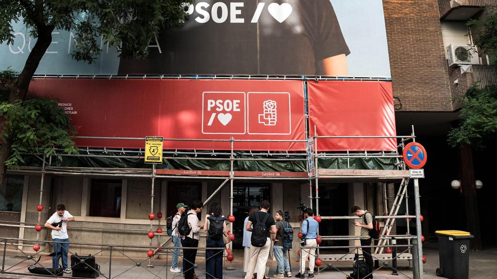 The press waits in front of the PSOE Headquarters in Ferraz