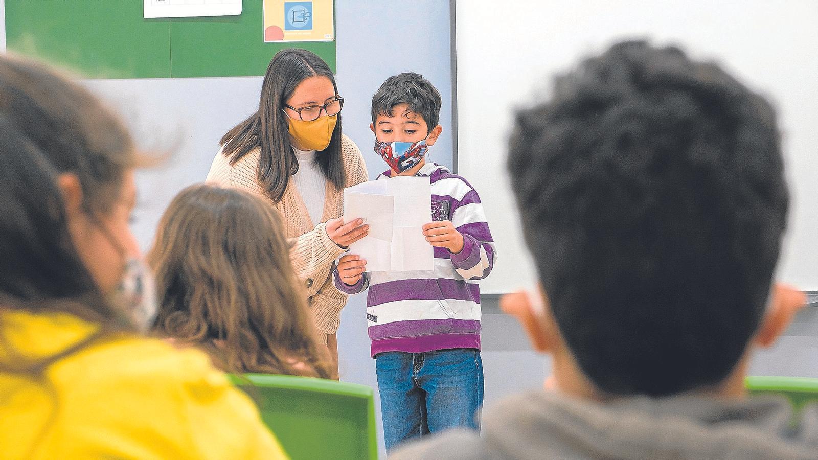 Infants amb la mestra en una aula.