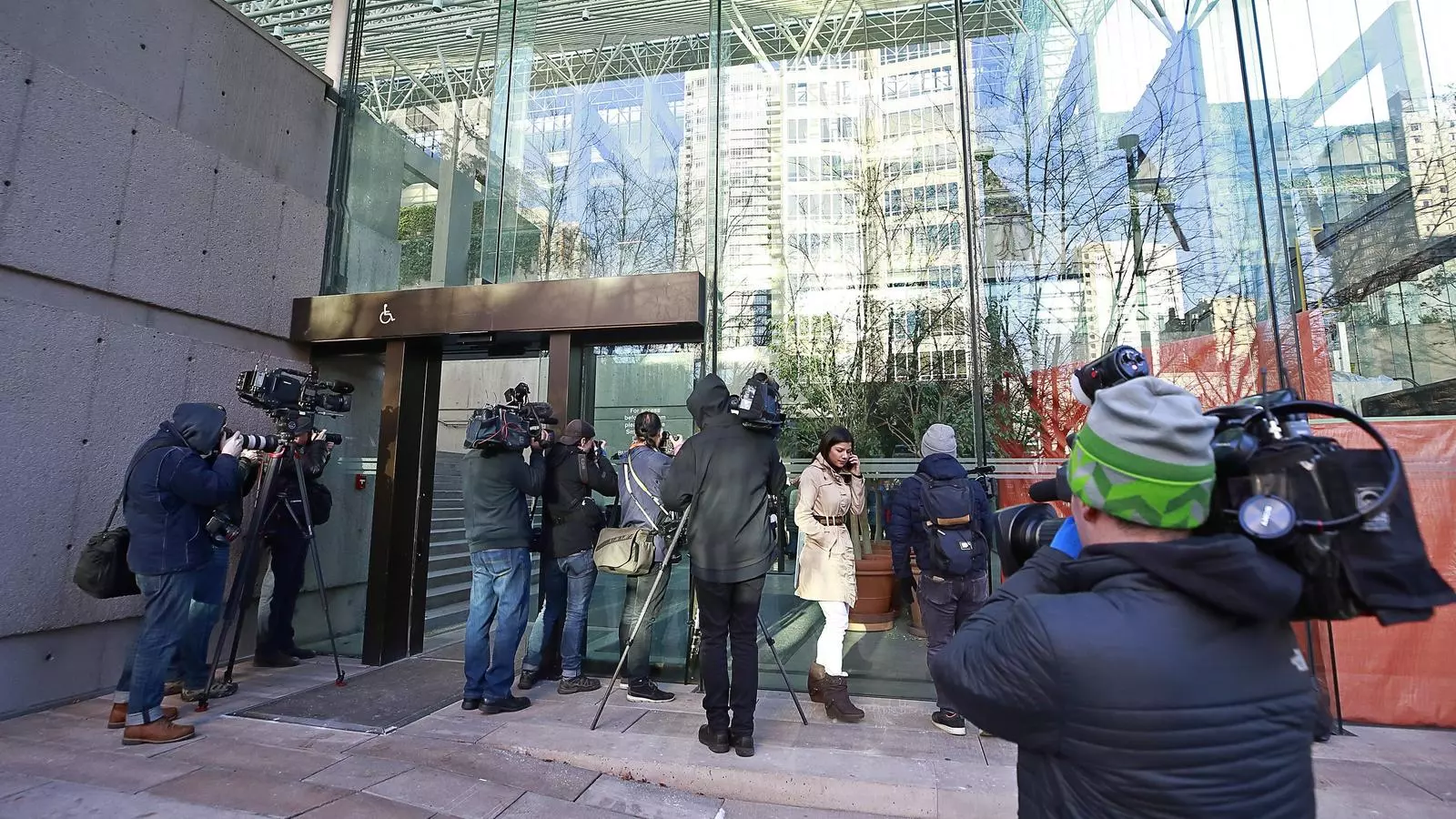 Periodistes davant el Tribunal Superior de Vancuver divendres, quan es va iniciar la vista contra la directora financera de Huawei.