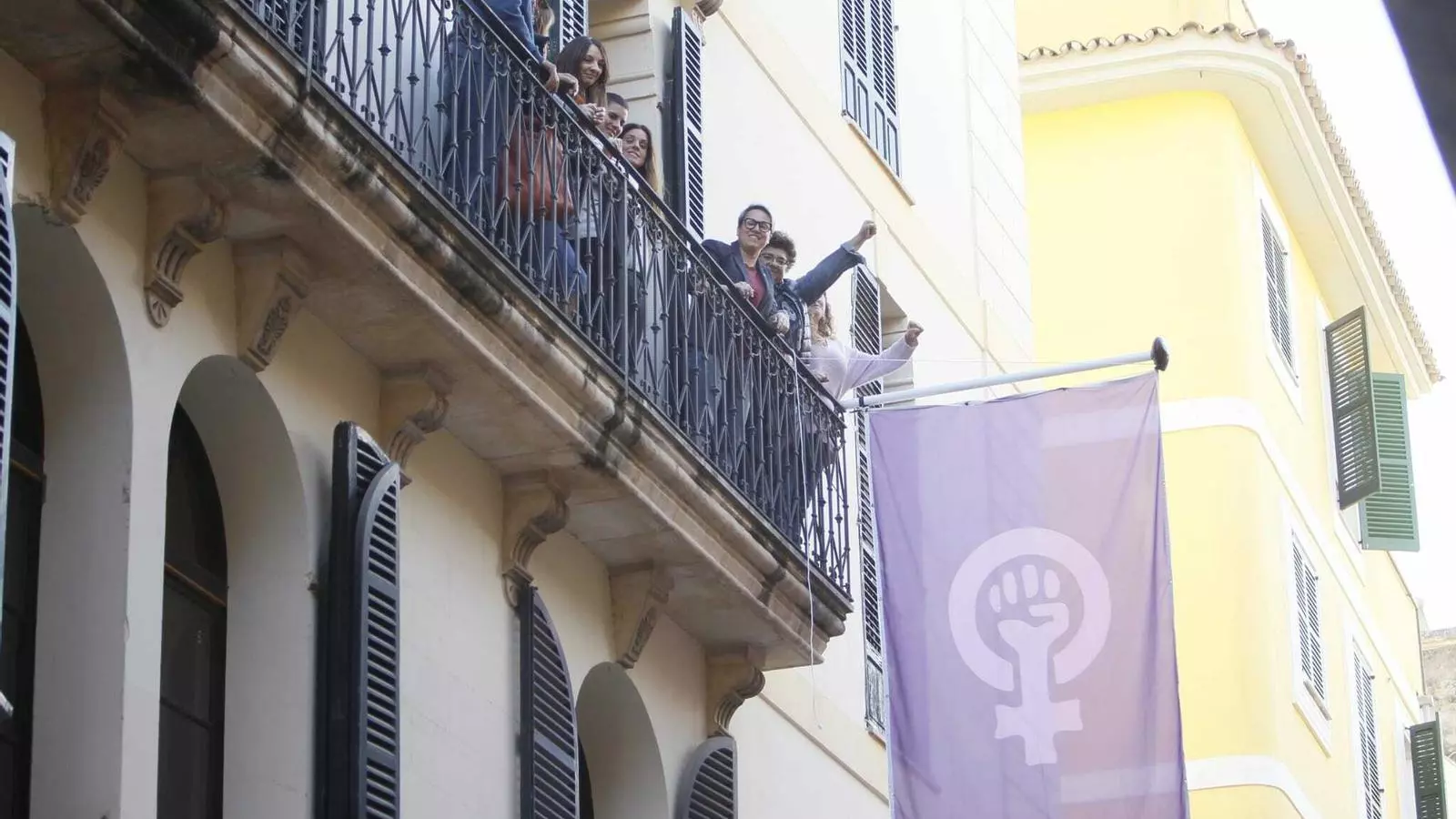 La bandera feminista al centre Flassaders
