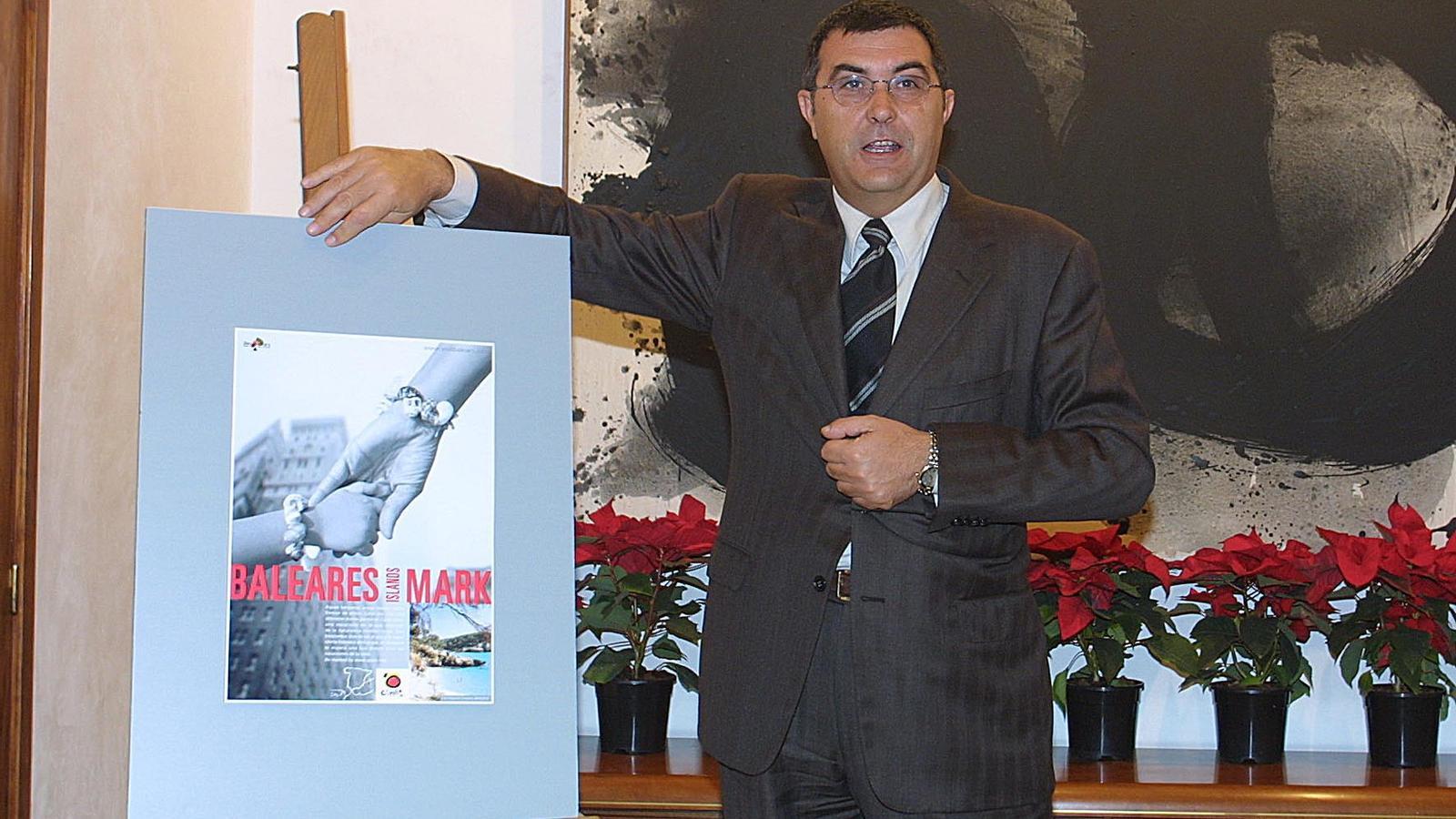 Celestí Alomar durant un acte com a conseller de Turisme (1999 i 2003)