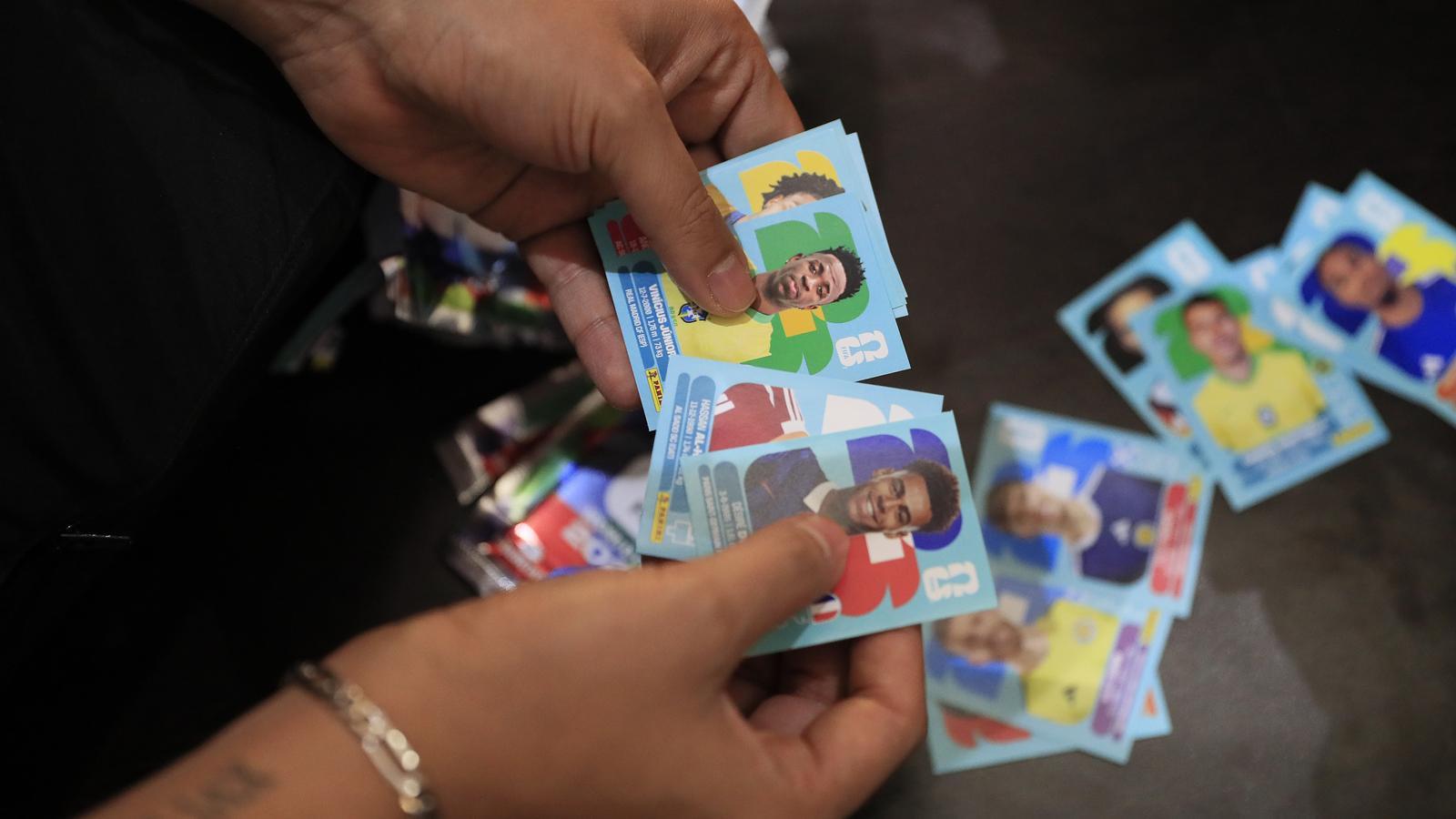 Un hombre muestra su colección de cromos del Mundial de fútbol