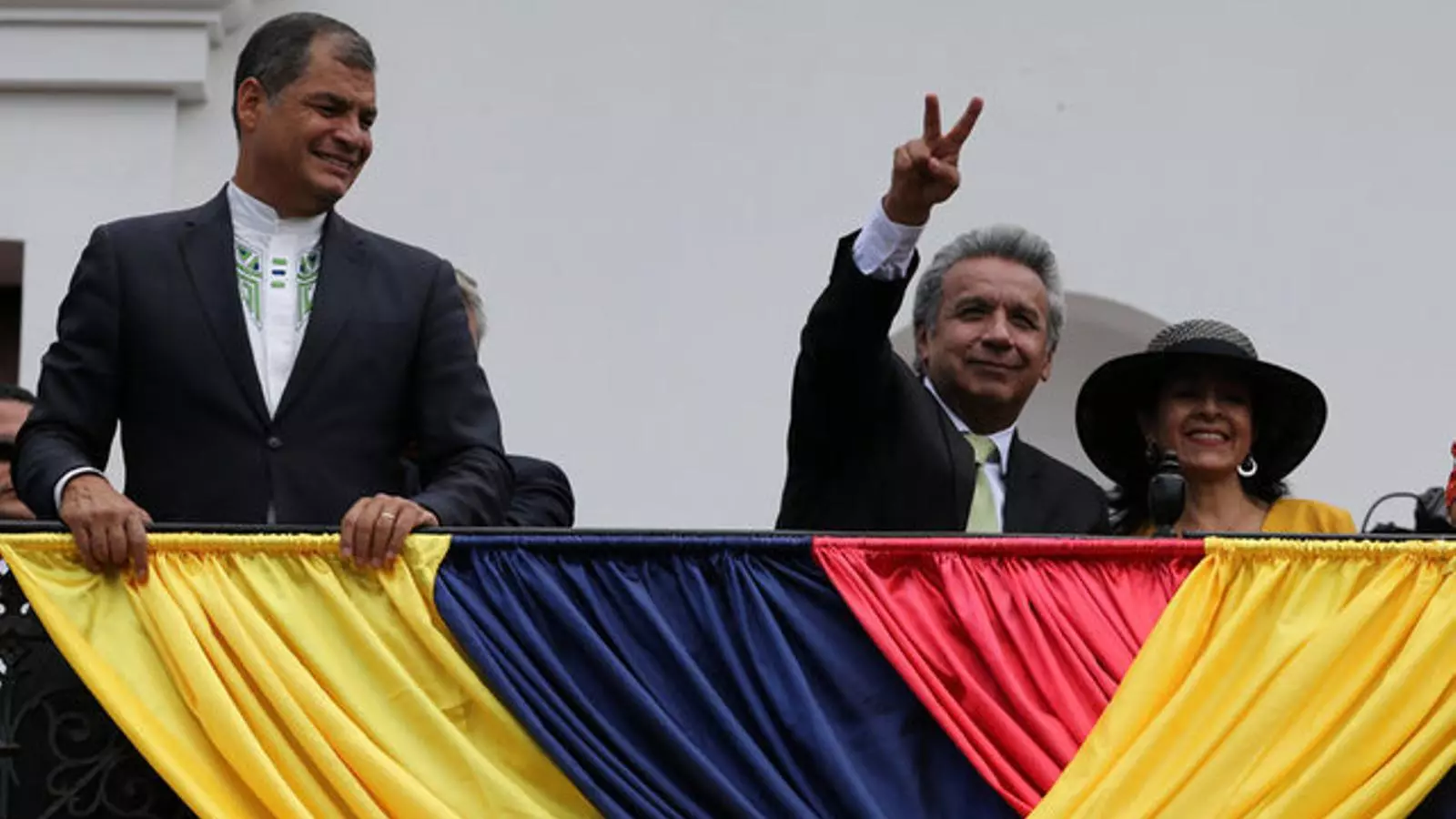 Lenín Moreno fa el senyal de la victòria entre la seva dona i Rafael Correa.