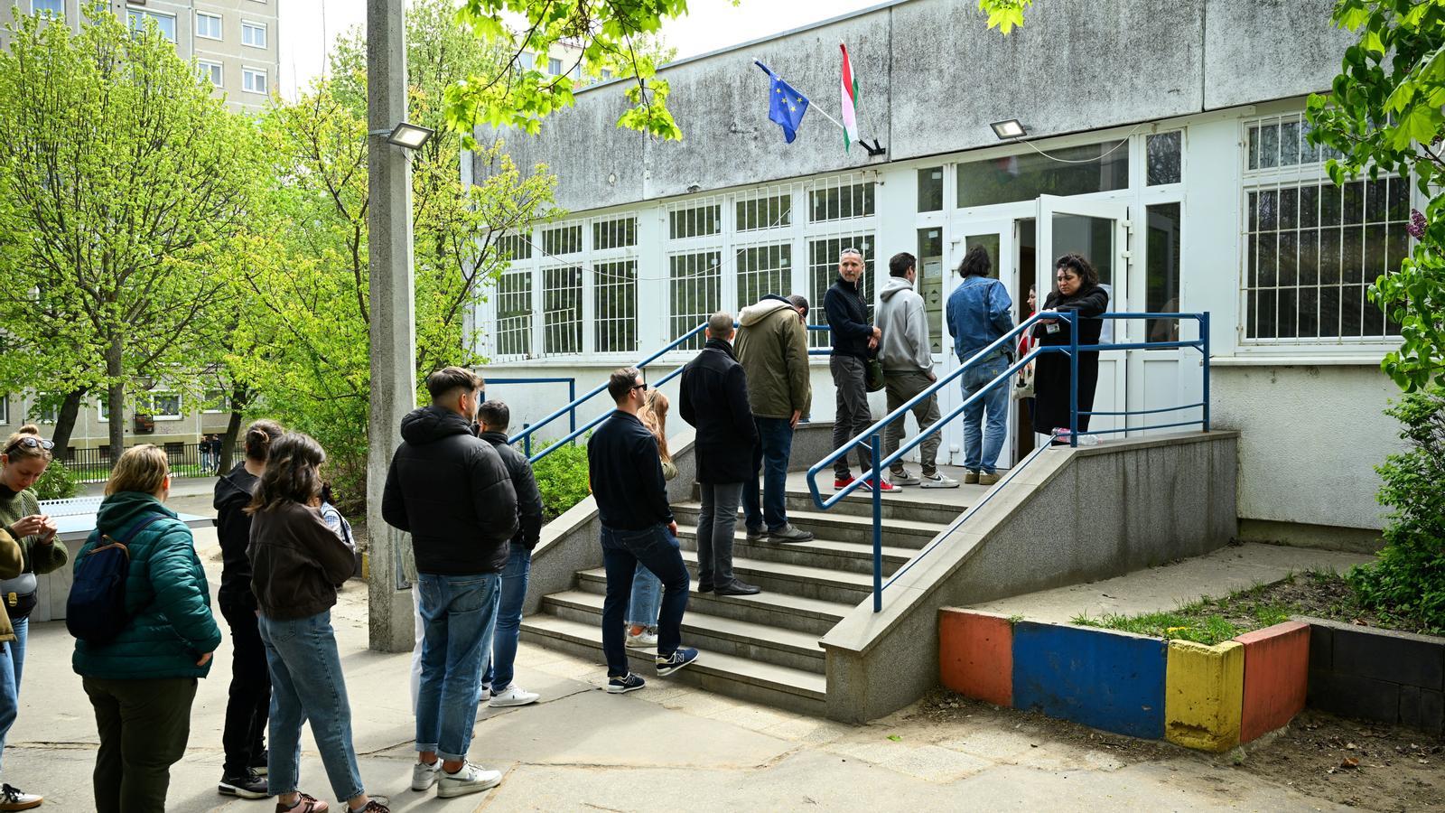 Several people queuing to vote in front of a polling station this Sunday in Budapest.
