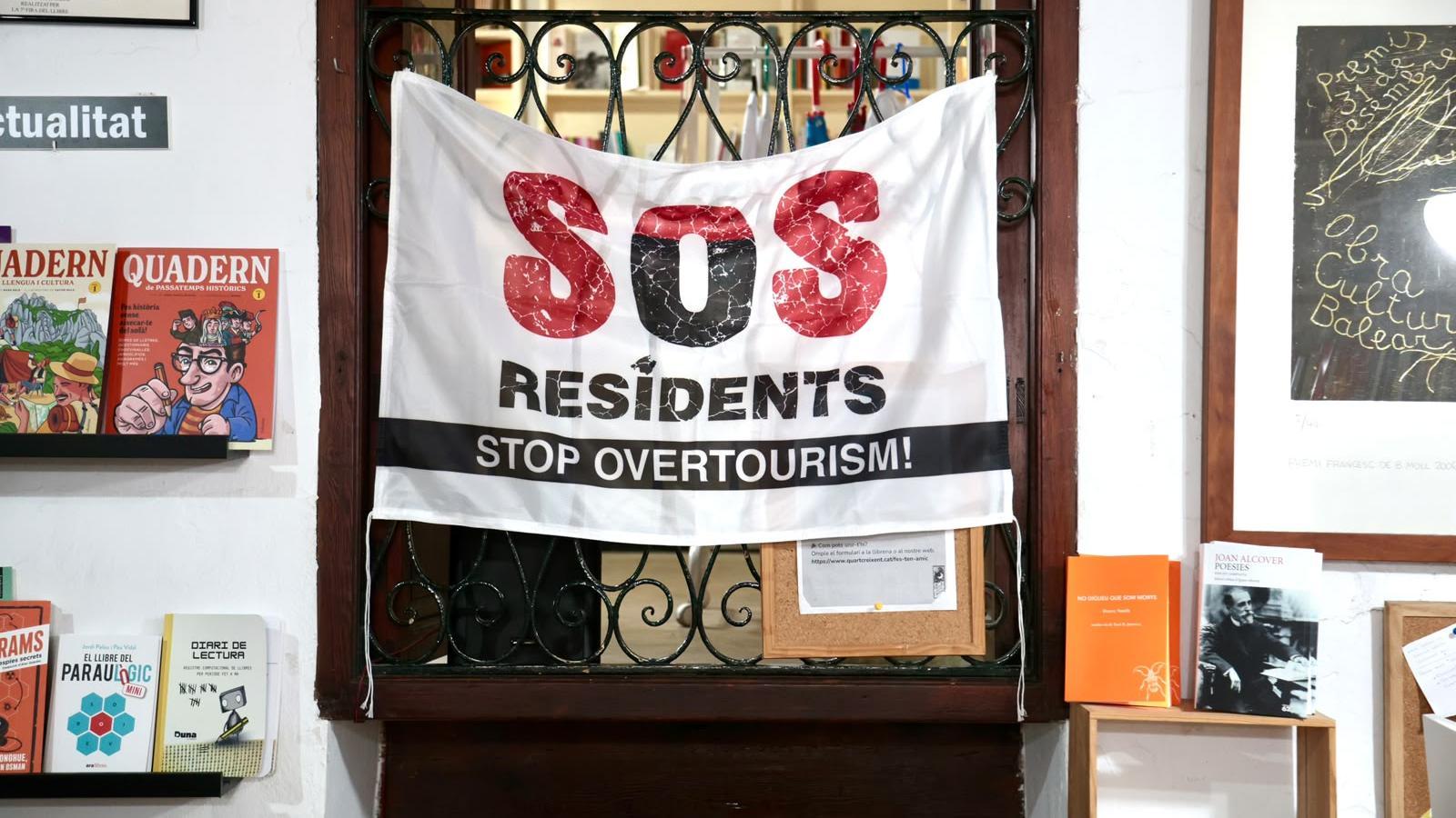 Das Transparent von SOS Residents in Quart Creixent.