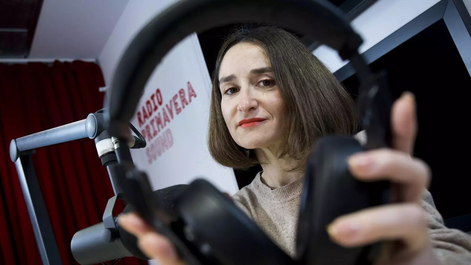 Marta Salicru, directora de Radio Primavera Sound, fotografiada al estudio de la emisora