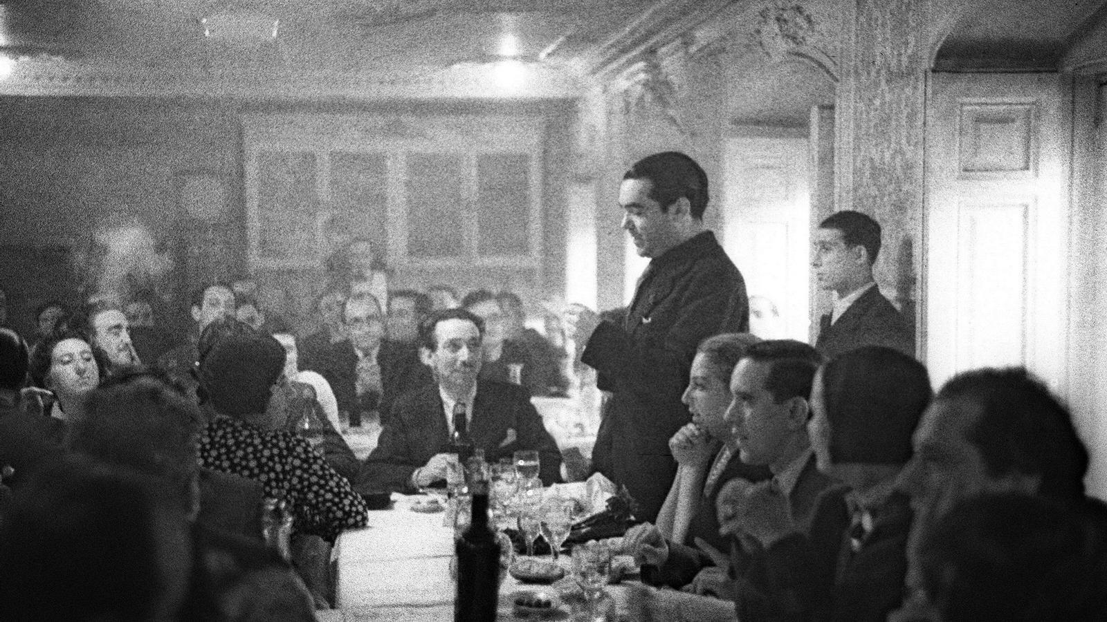 La força dels poetes Dret i repentinat, Federico García Lorca (1898-1936) va dedicar uns versos al sopar d'homenatge a Rafael Alberti i María Teresa León que es va fer en un restaurant madrileny el 9 de febrer del 1936. Sis mesos després de la vetllada, García Lorca seria executat als afores d'un cortijo de Granada.