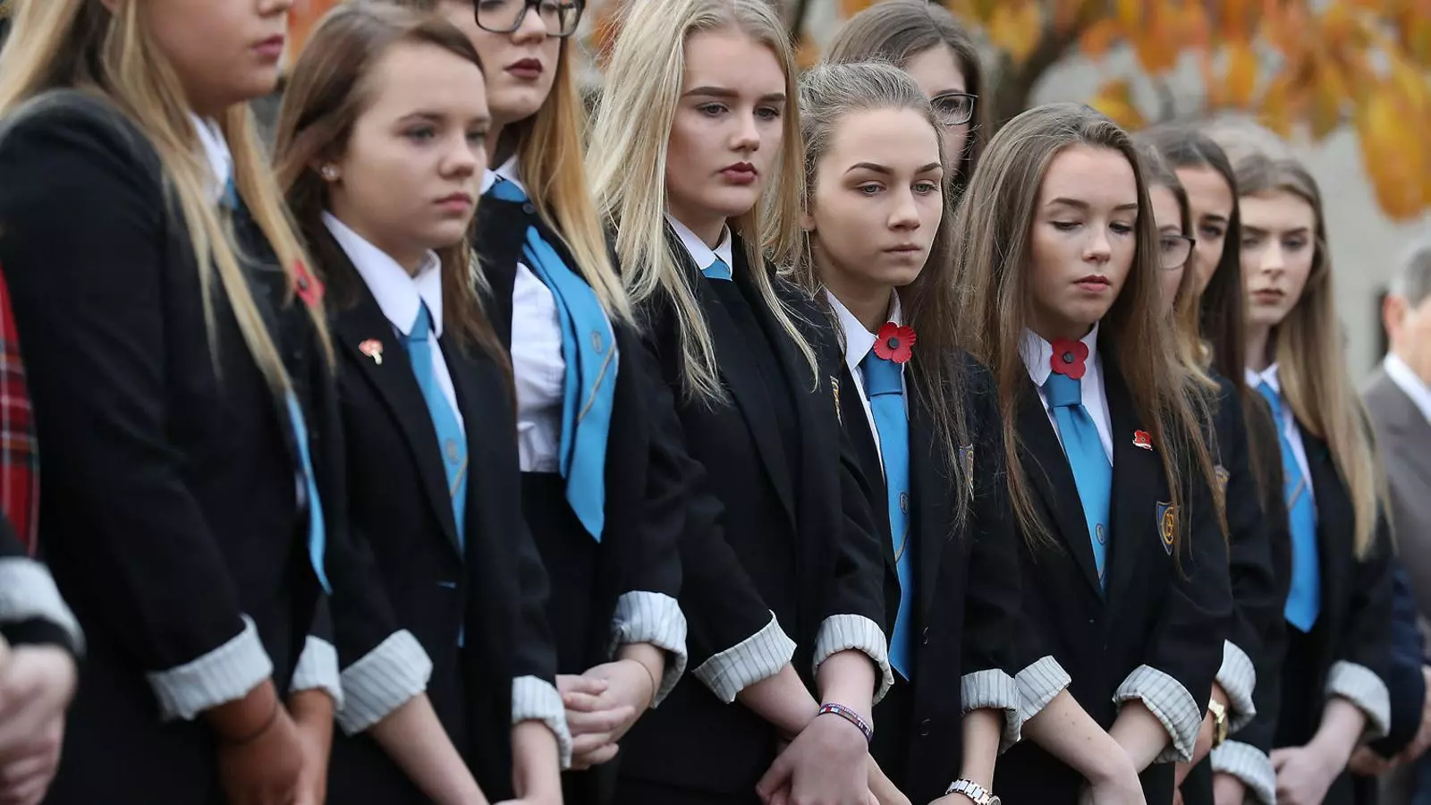 Un grup de noies, alumnes de l’institut escocès Clydebank, durant la celebració de l’Armistice Day.