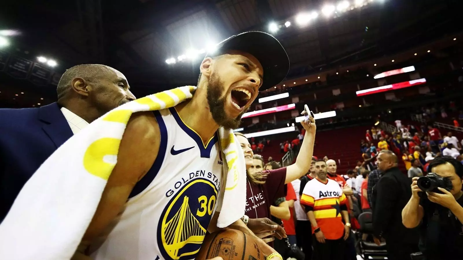 Stephen Curry celebra la classificació dels Warriors per a la final de la NBA