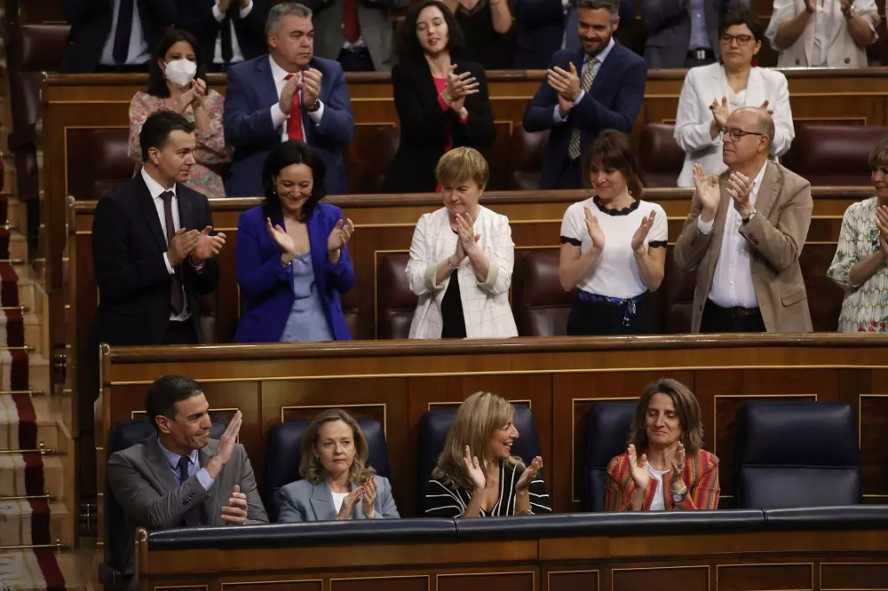 Pedro Sánchez agraeix els aplaudiments en la sessió de control al Congrés de l'11 de maig.