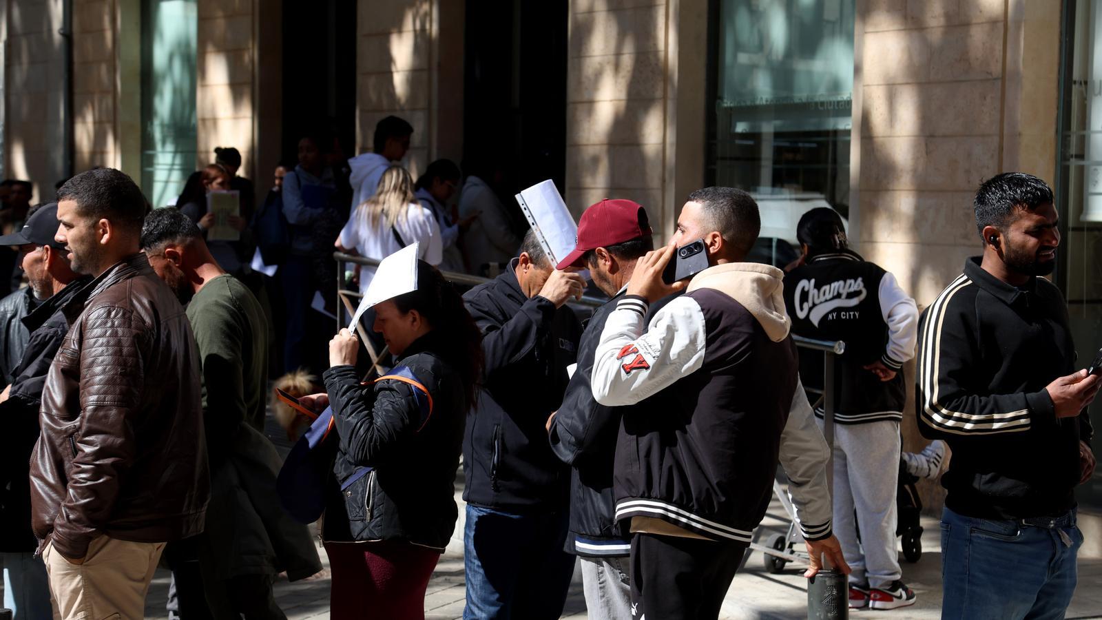 Migranten Schlange stehend für die Regulierungsschritte