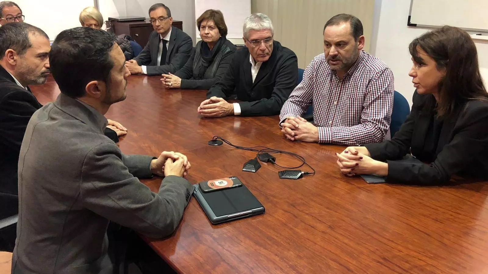 El ministre de Foment, José Luis Ábalos, durant la reunió amb el conseller de Territori i Sostenibilitat, Damià Calvet.