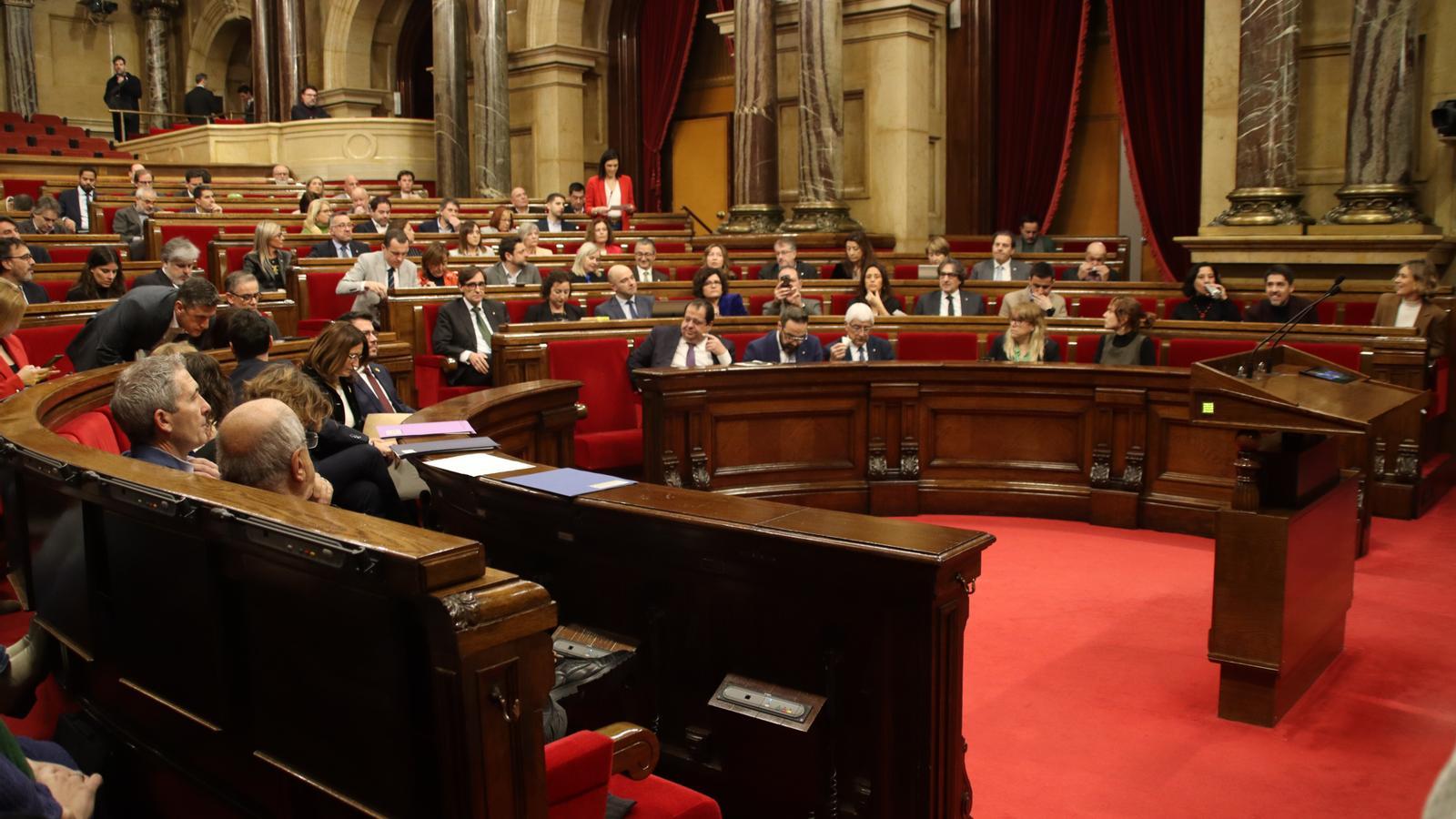 El Parlament aprova la tramitació exprés de la proposta de Junts contra les  ocupacions que provoquen "conflictes"