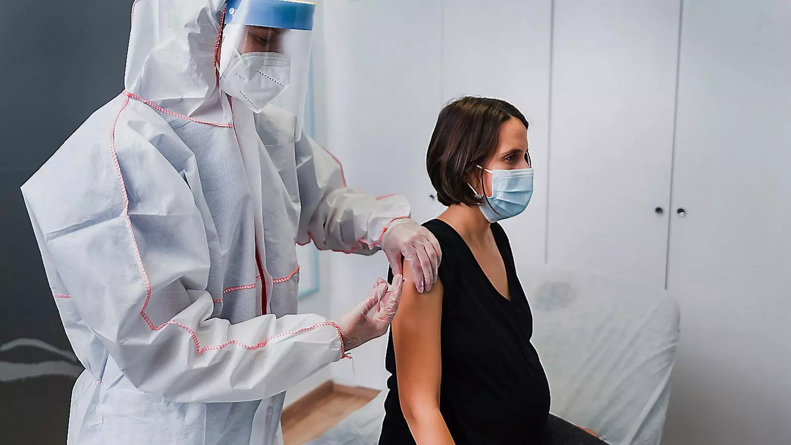 Informacions contradictòries sobre la vacuna a embarassades