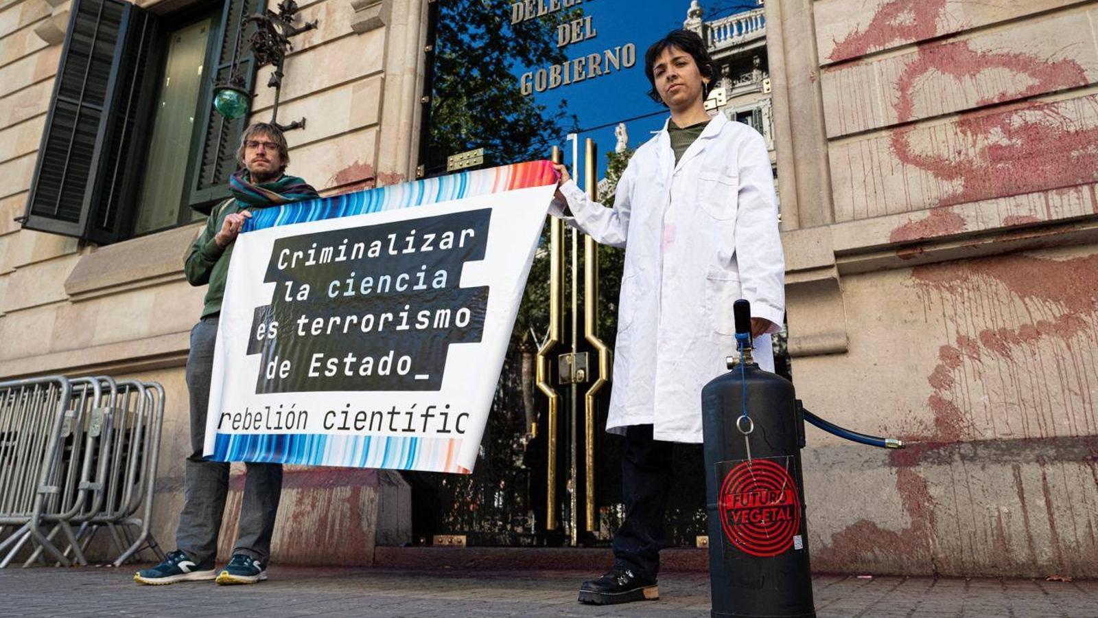 Two of the scientists linked to Scientific Rebellion during the protest action in front of the Government Delegation in Barcelona in April 2023.