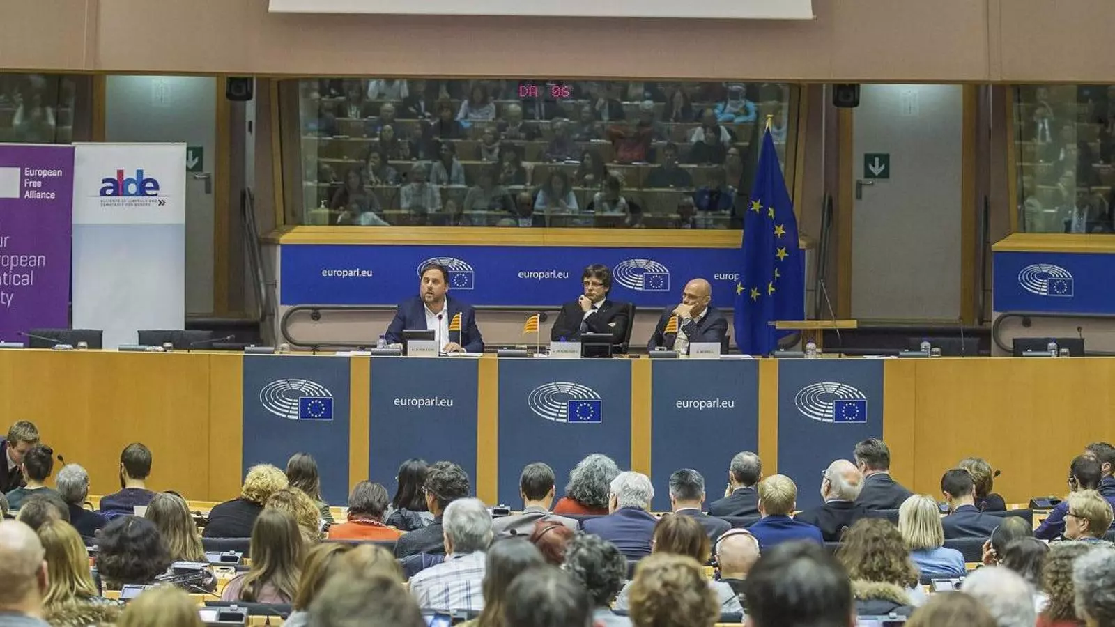 Un dels actes sota la lupa del tribunal és el que van protagonitzar Junqueras, Puigdemont i Romeva el 24 de gener del 2017 al Parlament Europeu en defensa del referèndum.