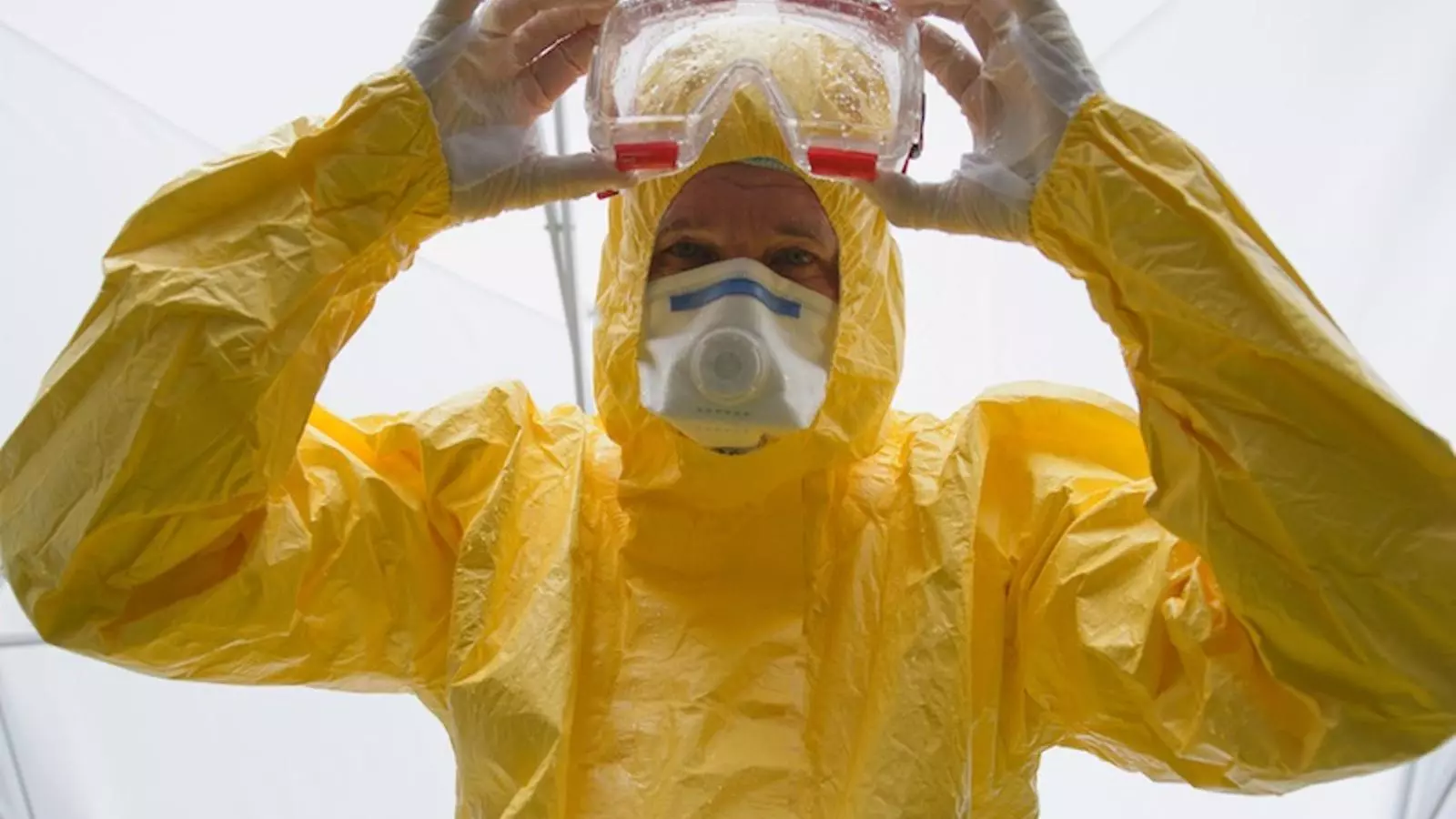 Un voluntari de la Creu Roja alemanya es protegix amb el vestit anti Ebola. TIMM SCHAMBERGER / GETTY
