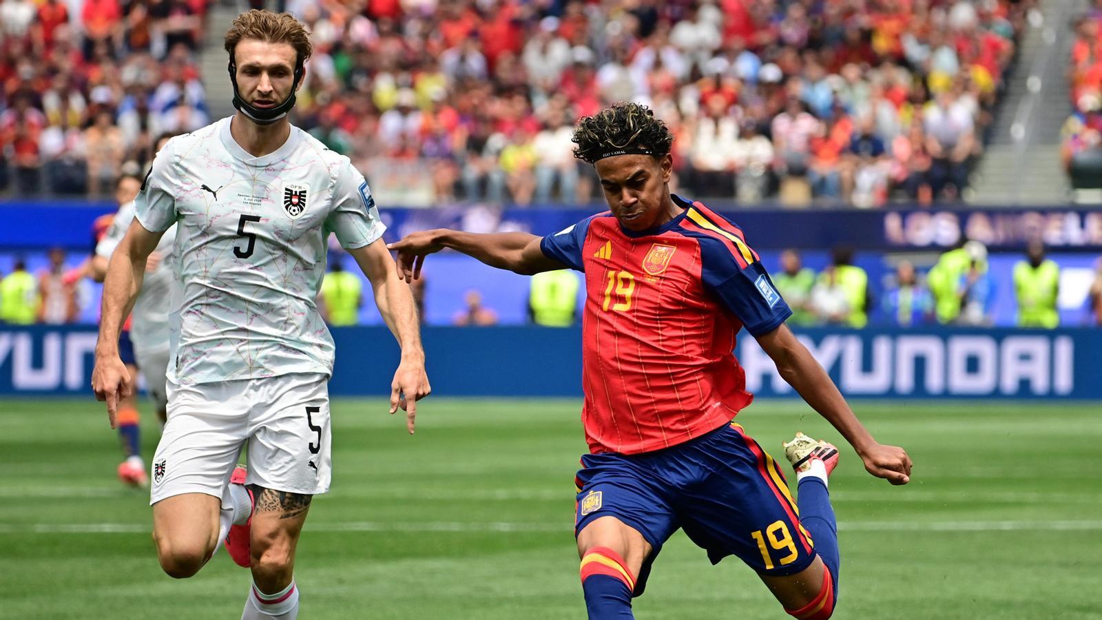 Lamine Yamal in an action during Spain-Austria
