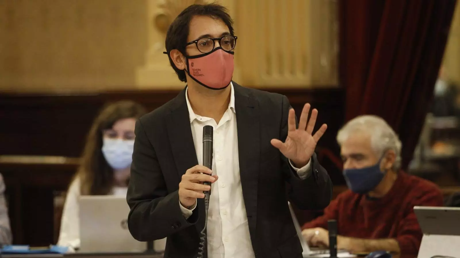 El conseller de Model Econòmic, Turisme i Treball, Iago Negueruela, al ple del Parlament.