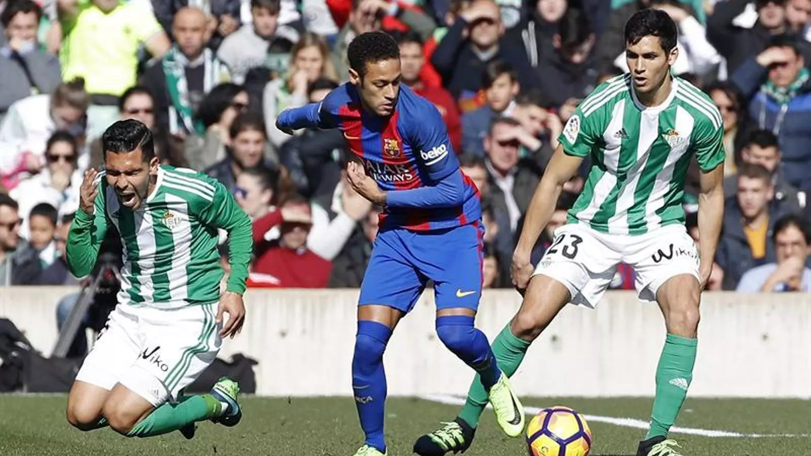 Neymar en acció contra el Betis
