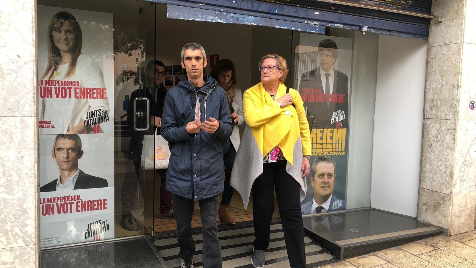 Roger Español i el botiguer que aixeca la persiana