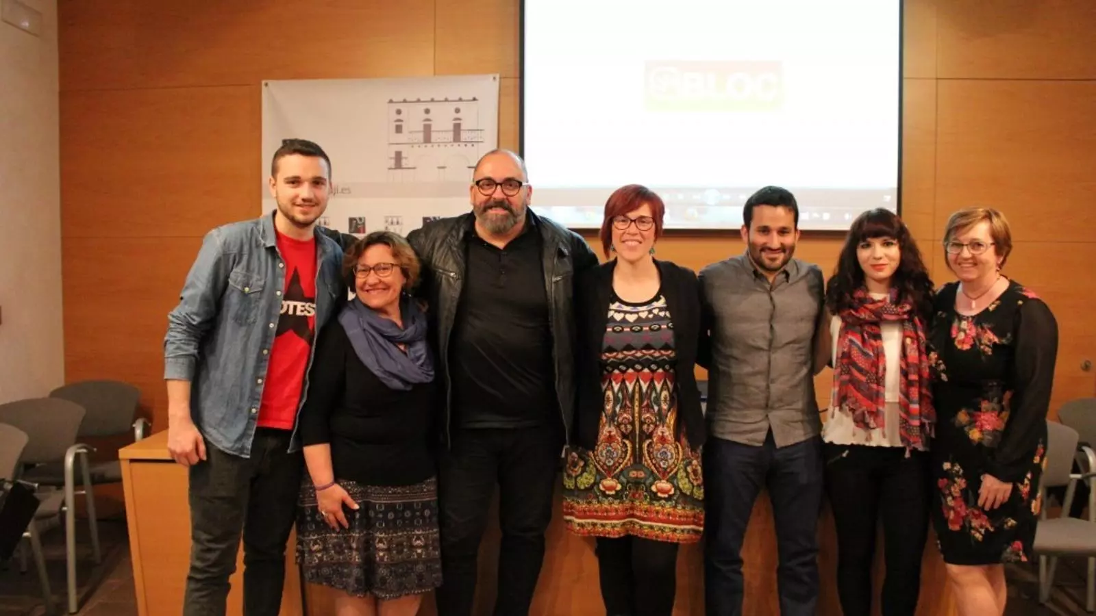 Àgueda Micó (centre), amb Enric Nomdedéu i Vicent Marzà al seu costat, ha estat acompanyada per Íngrid Lafita, Quique Castelló, Ali Brancal i Susanna Nicolau.