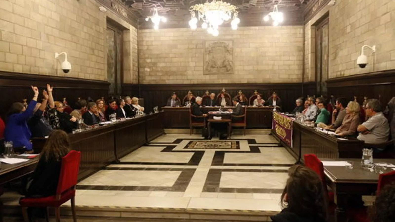 Imatge dels vots a favor de la moció de PPC per demanar la dimissió de l'alcaldessa de Girona, Marta Madrenas