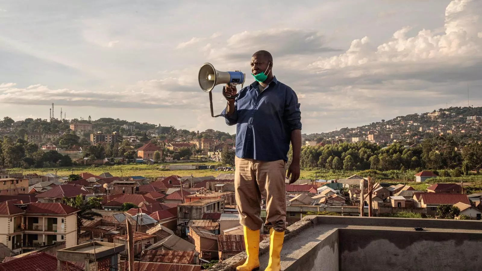 Un home amb un altaveu a Kampala, Uganda.