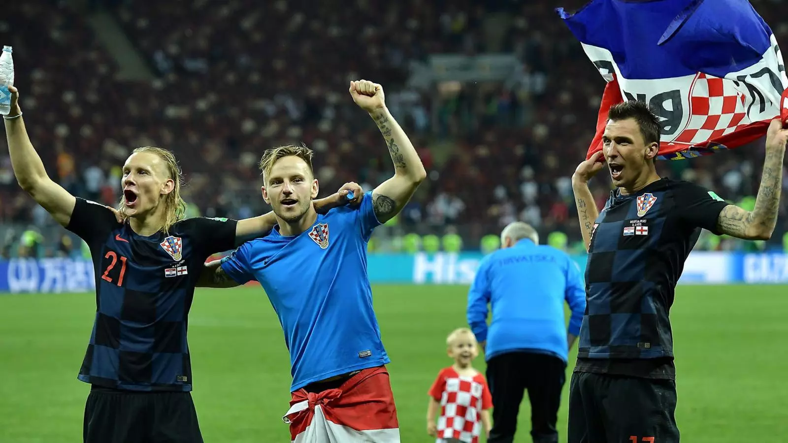 Ivan Rakitic celebrant amb Domagoj Vida el pas de la selecció de Croàcia a la final del Mundial de Rússia damunt la gespa de l’estadi Lujniki.