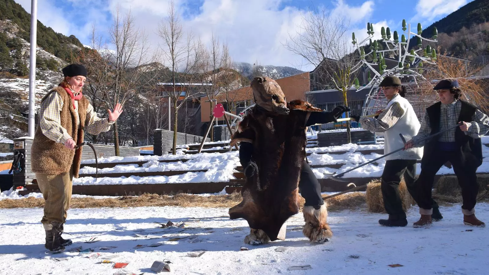 Els dallaires intentant atrapar i matar l'Ossa d'Ordino.