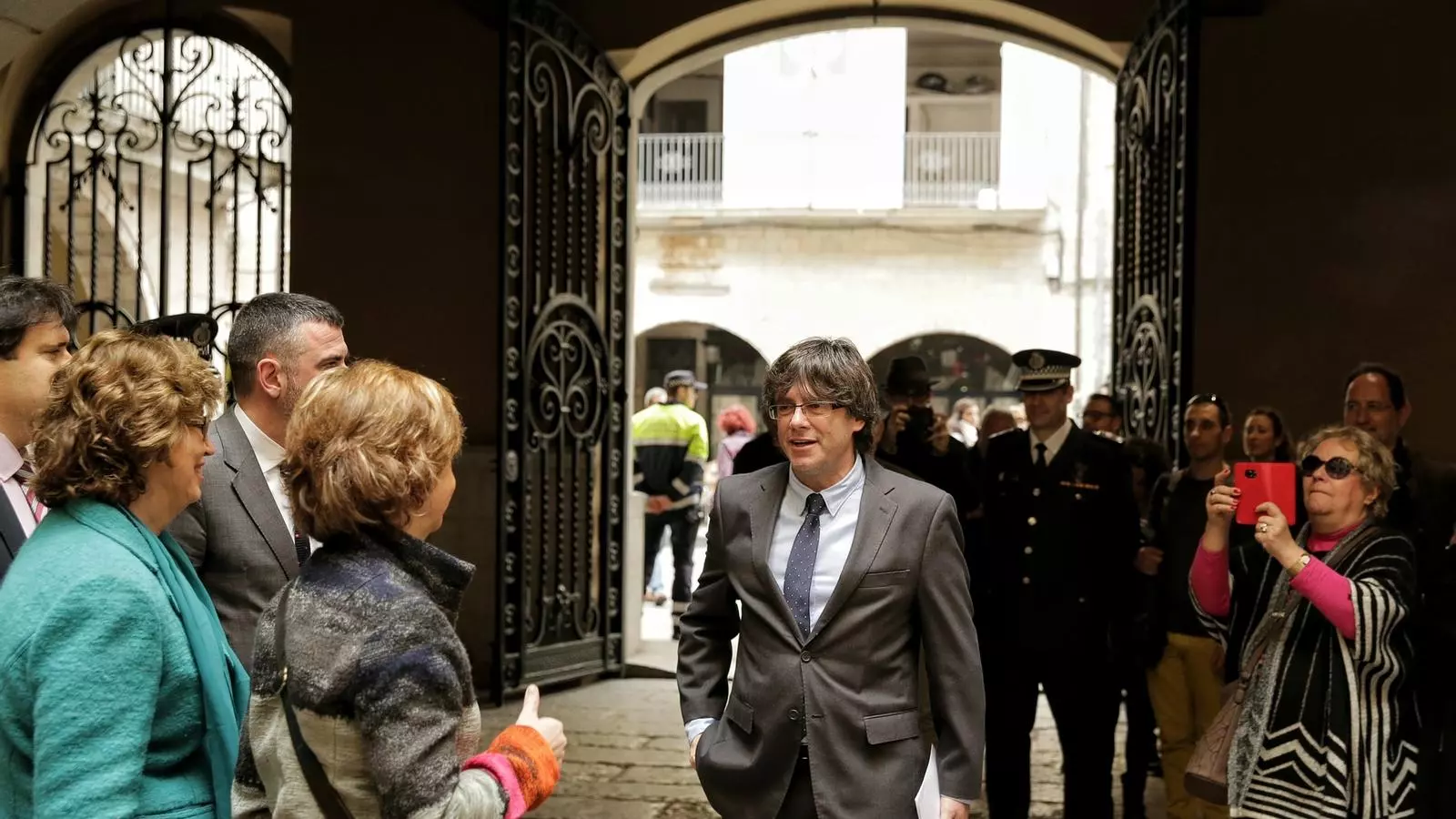 Carles Puigdemont, a l'entrada del ple er renunciar a l'alcaldia de Girona / DAVID BORRAT