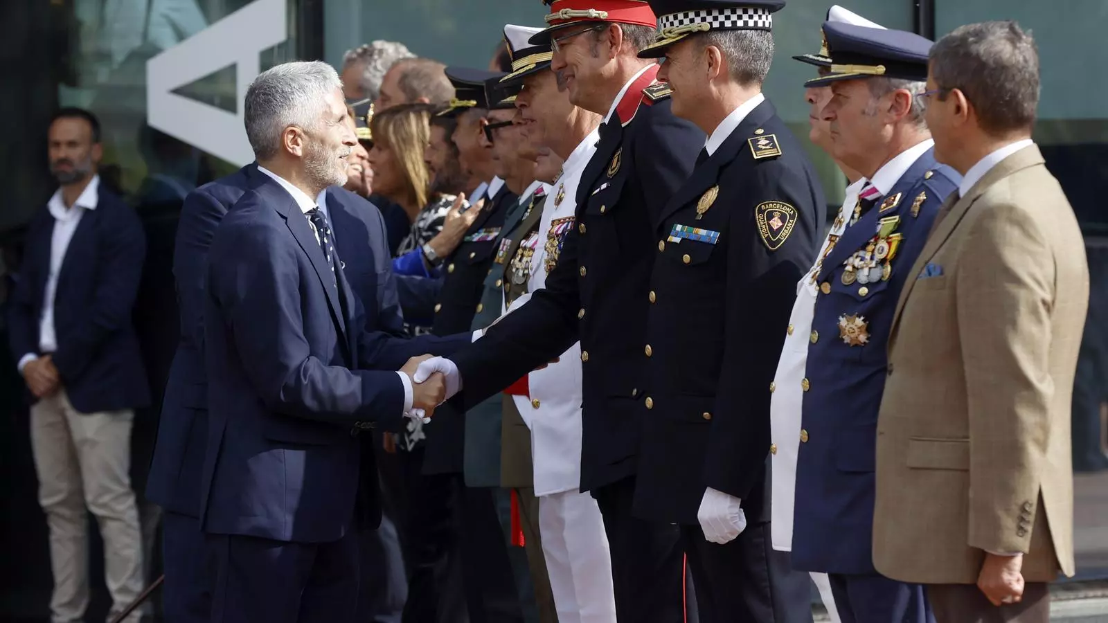 El ministre de l'Interior, Fernando Grande-Marlaska, saludant al cap dels Mossos, Josep Maria Estela
