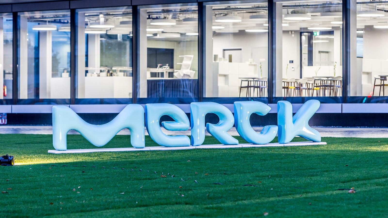 El logotipo de la farmacéutica alemana Merck delante de uno de sus centros de innovación.