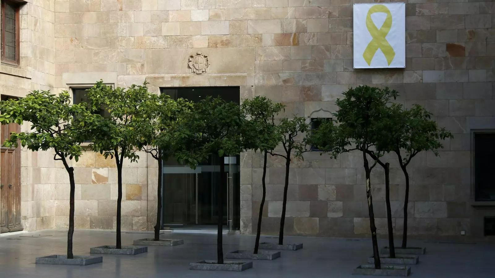 Un llaç groc penjat al pati dels tarongers del Palau de la Generalitat